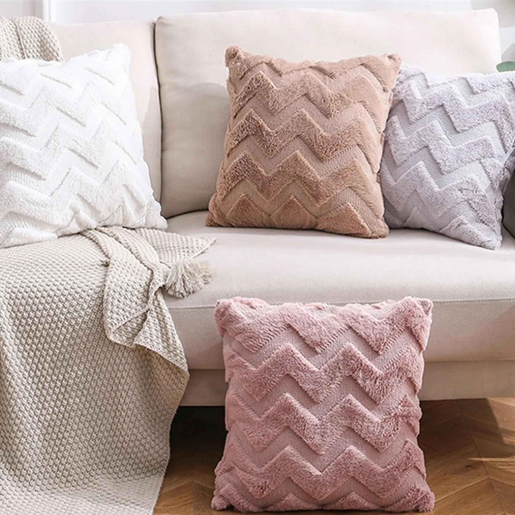 Coussin en peluche avec design en W, 43x43 cm, 400g - Image 8