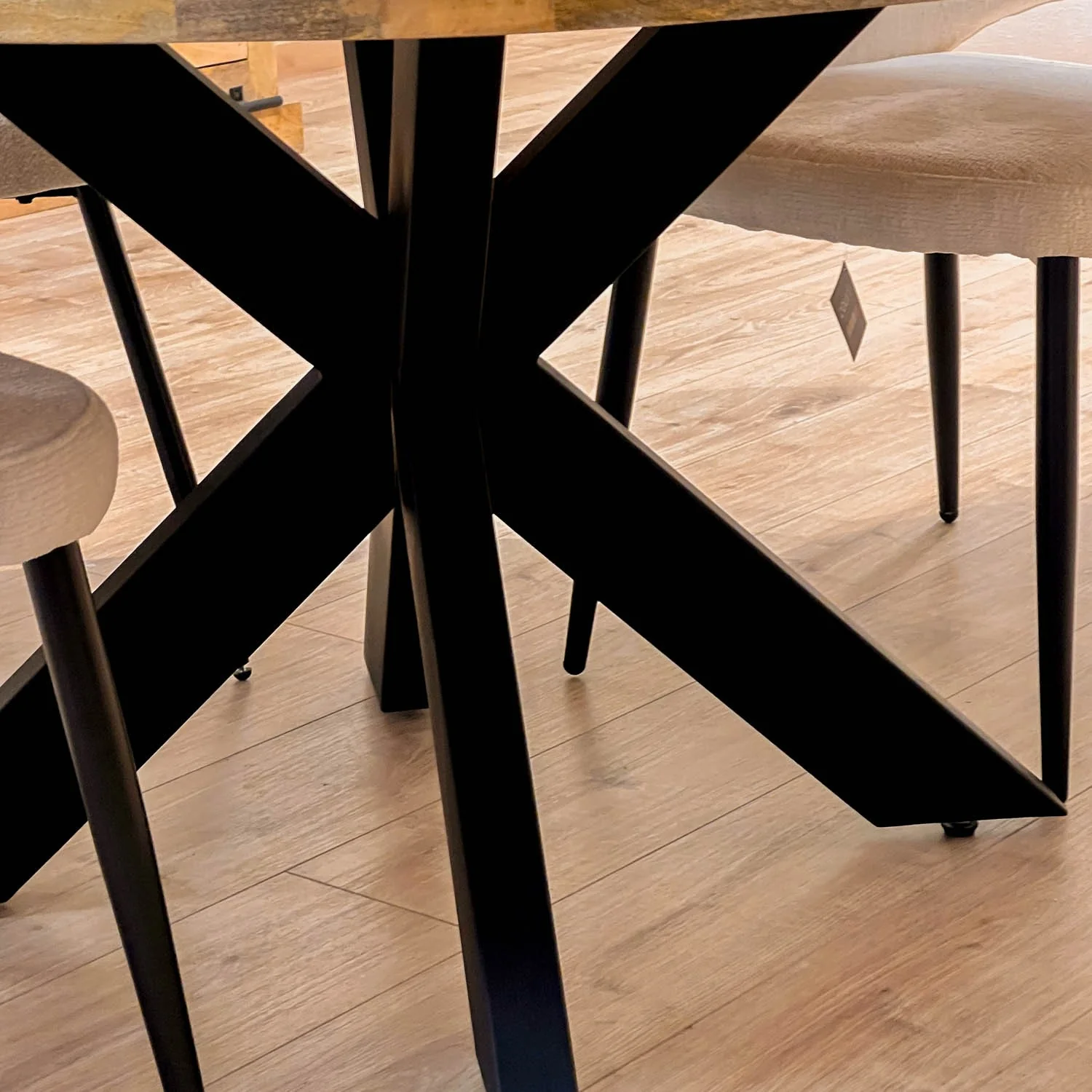 Grande Table à manger Ronde en bois massif- naturel/noir, EP4,5CM - FLAVIA - Image 11