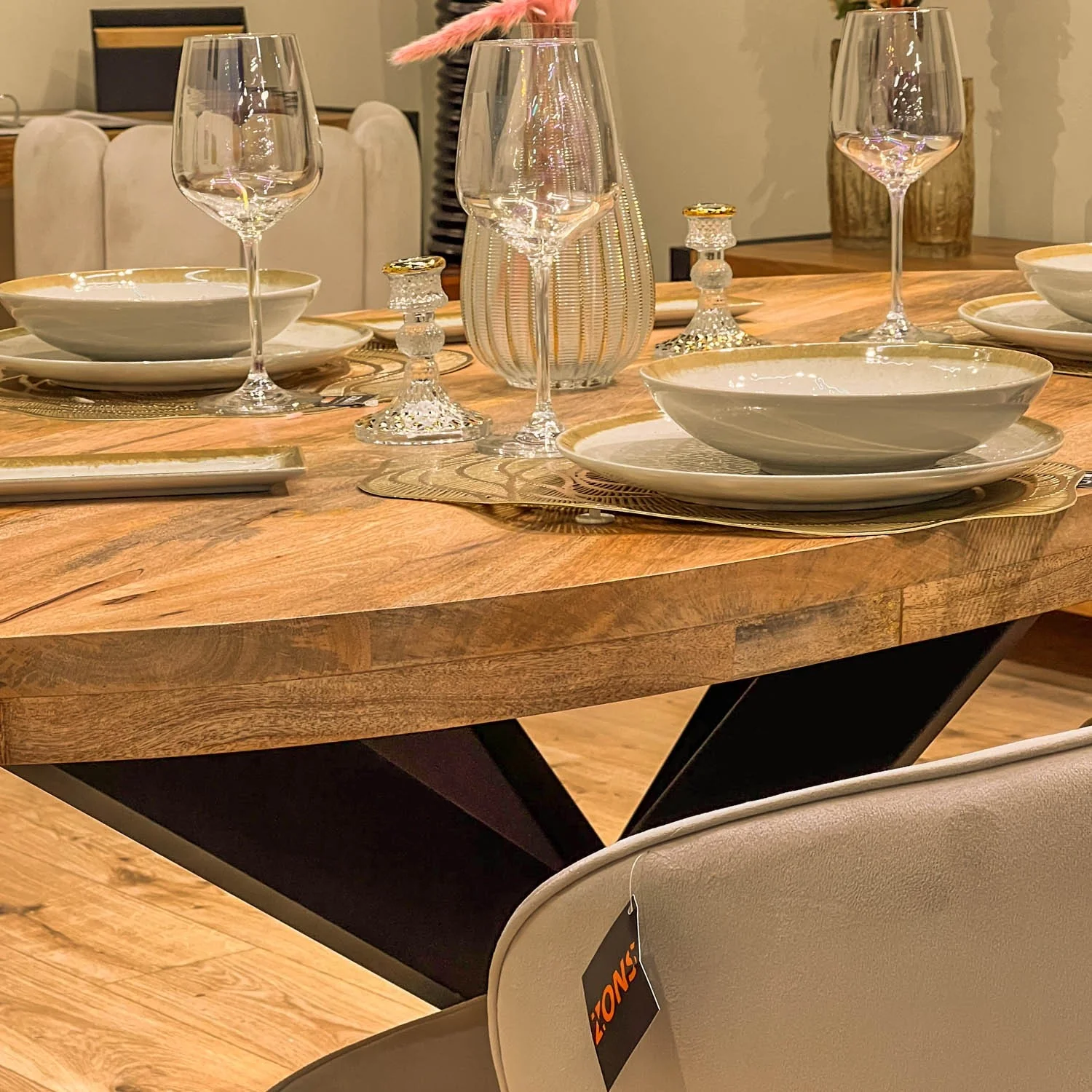 Table à manger ovale en bois massif avec pied noir - FLAVIA - Image 19